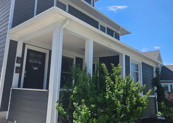 Downtown 1 Bedroom Charmer - Walk, Bike, Enjoy!!