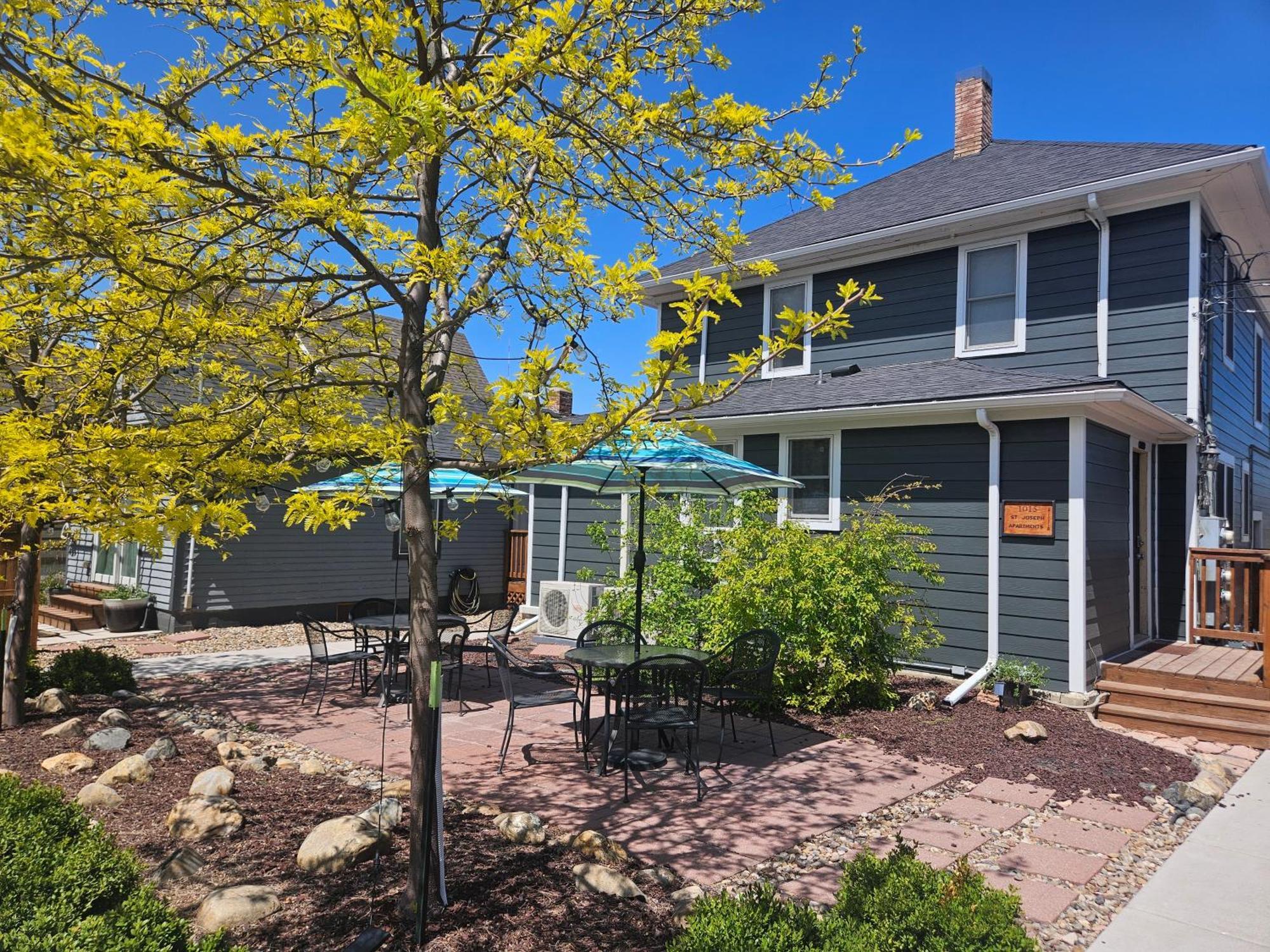 Downtown 1 Bedroom Charmer - Walk, Bike, Enjoy!!